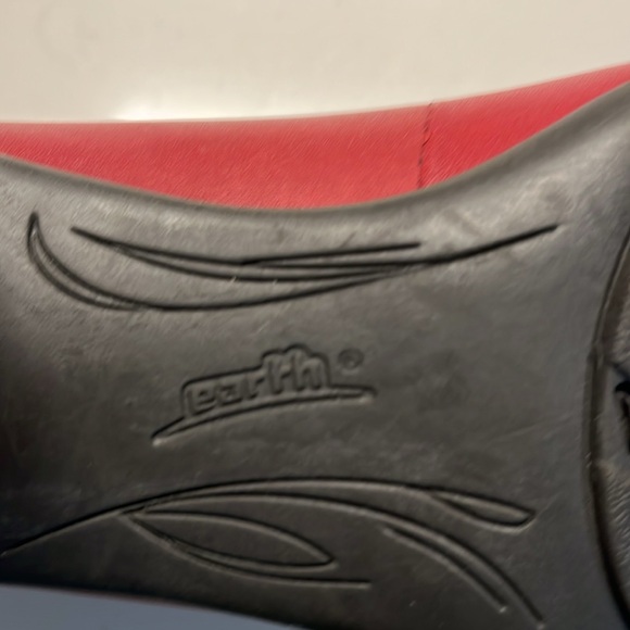 Earth Burgundy Heels with Strap - Picture 2 of 3